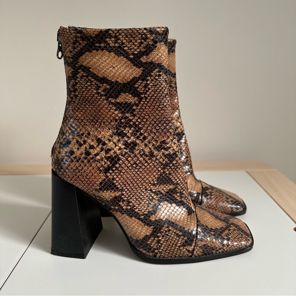 L'INTERVALLE Brown Snakeskin Ankle Boots